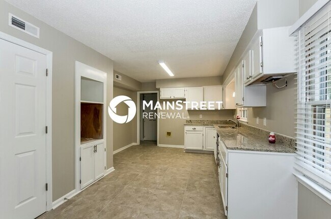 Building Photo - 3 Bedroom Pet-Friendly Home in Charlotte, NC with Main Street Renewal