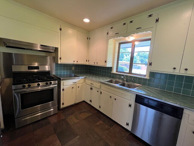 Building Photo - 3 Bedroom home near 41st & Harvard