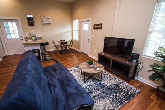 Building Photo - Douglas