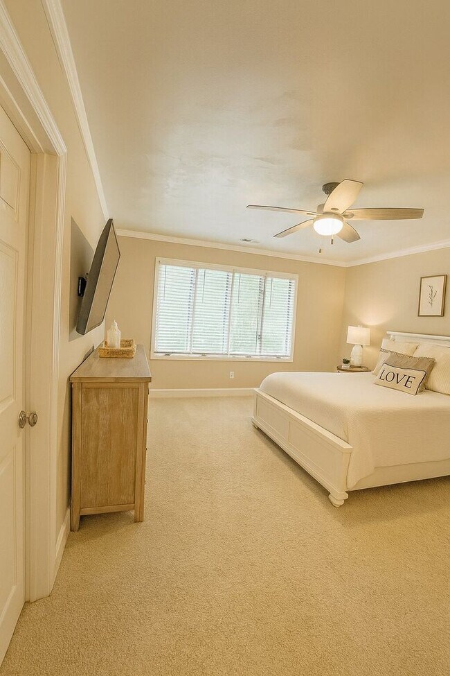 Building Photo - Beautiful Waterfront home with private dock