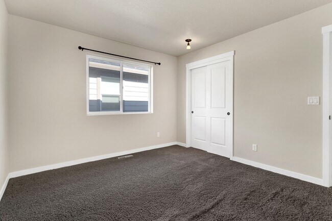 Building Photo - Spacious 4BR/3BA in Beaverton