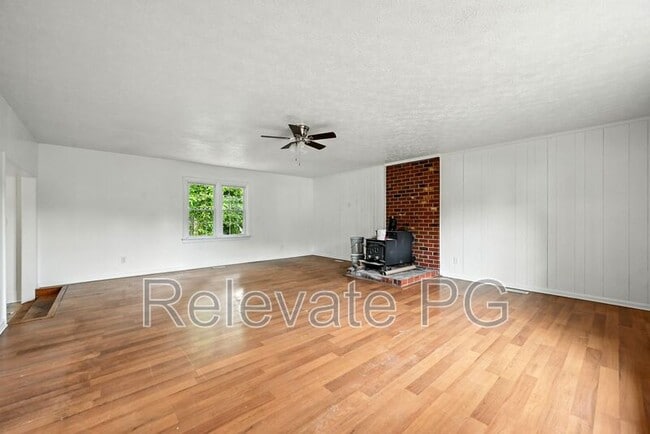Building Photo - 6432 Maple Rd