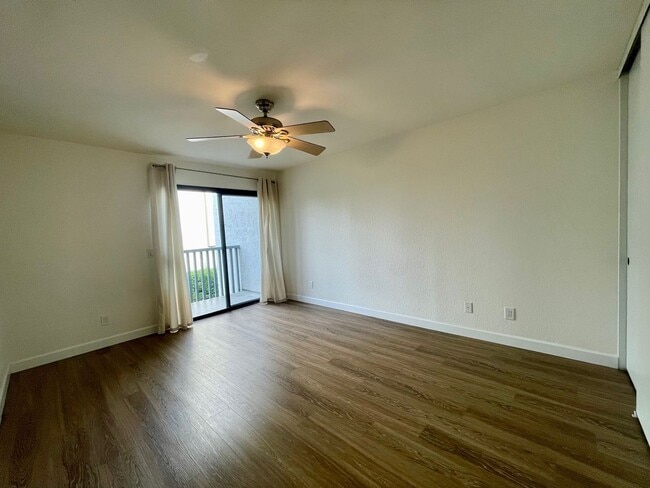 Building Photo - Large 2 bedroom condo in well desired La Jolla area