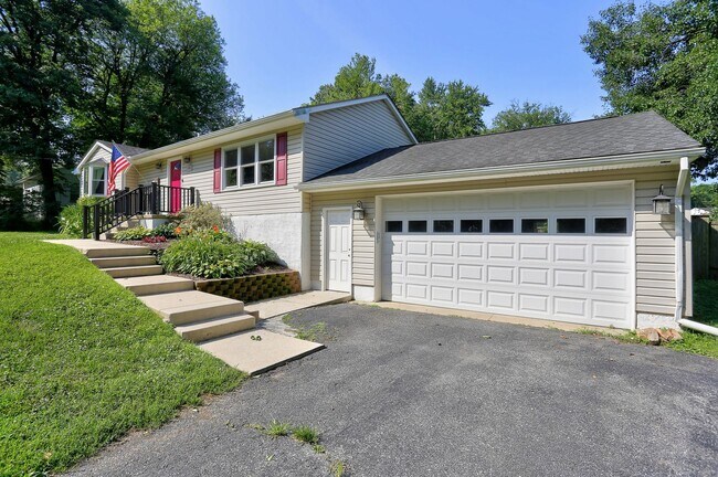 Building Photo - 4 Bedroom 2 Bath Hanover Home w- 2-Car Gar...