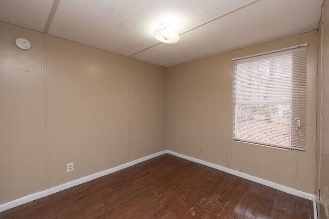 Building Photo - Quiet country living