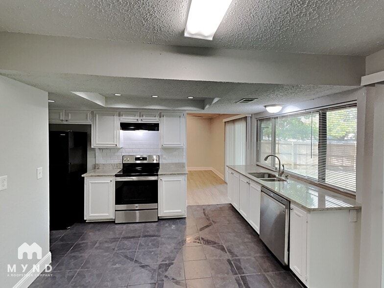 Building Photo - 1303 Hillsdale Dr