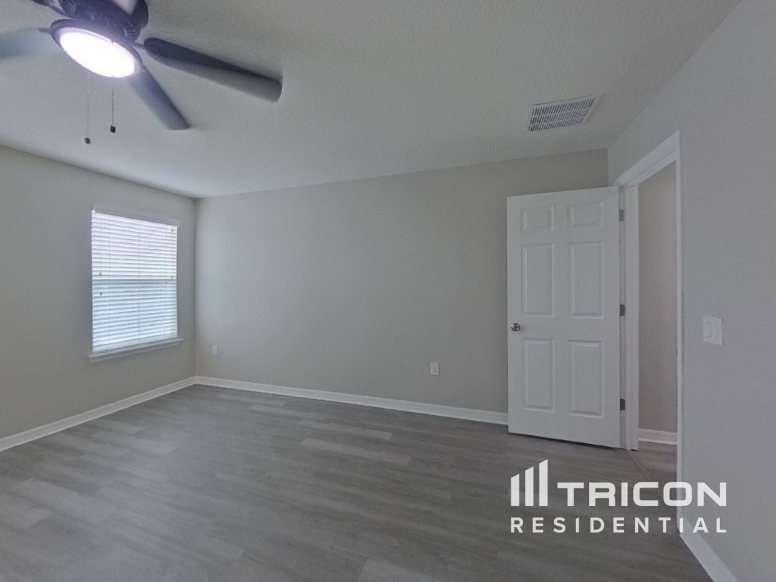 Building Photo - 5263 Villa Rosa Ave