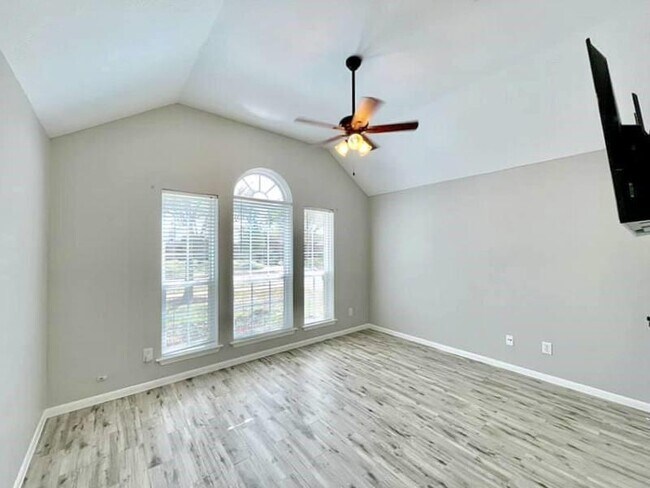 Building Photo - 2526 Lake Dale Ln