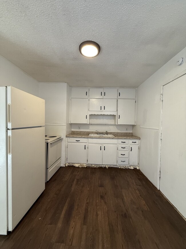 Building Photo - 824 Vanda Ave