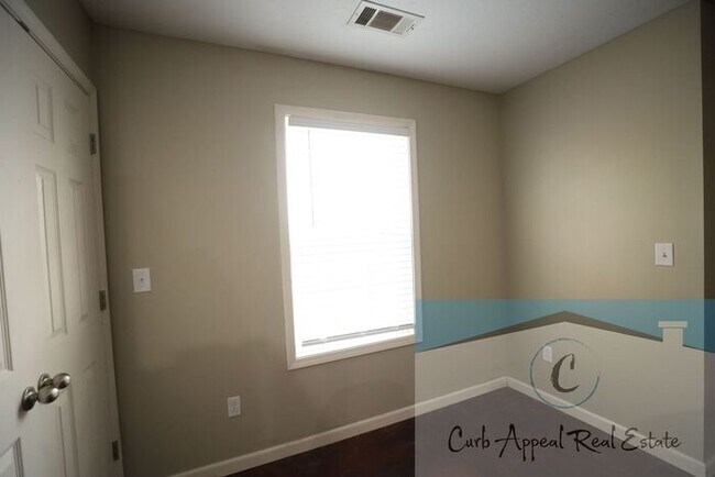 Building Photo - Internet included!! Spacious 1 bed /1 full bath apt - includes washer/dryer
