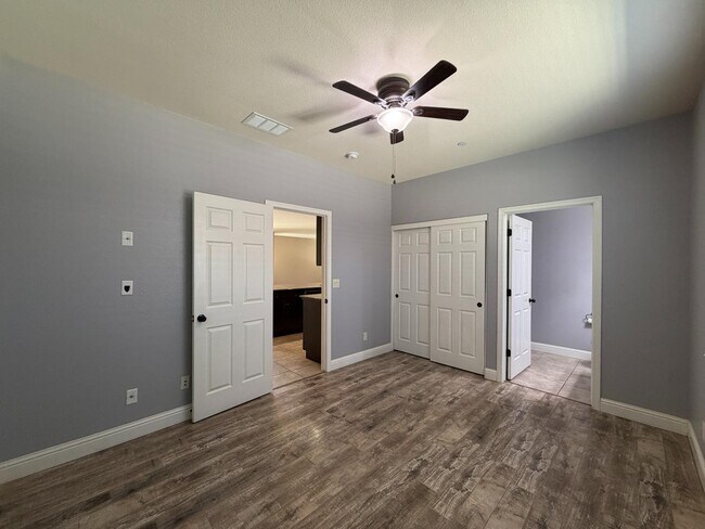 Building Photo - 5867 E Laurite Ave