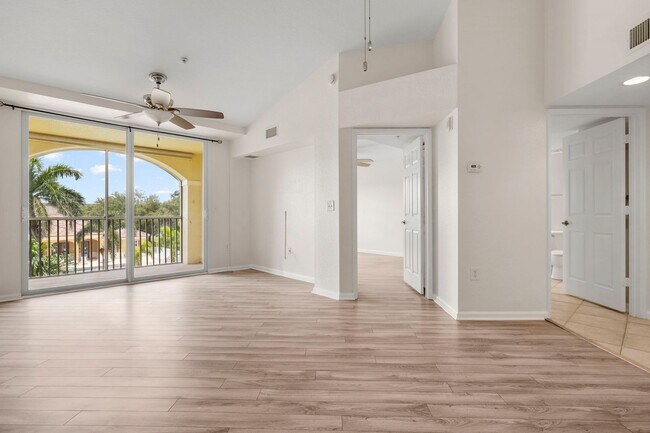 Building Photo - Resort-Style Living in the Heart of Fort M...