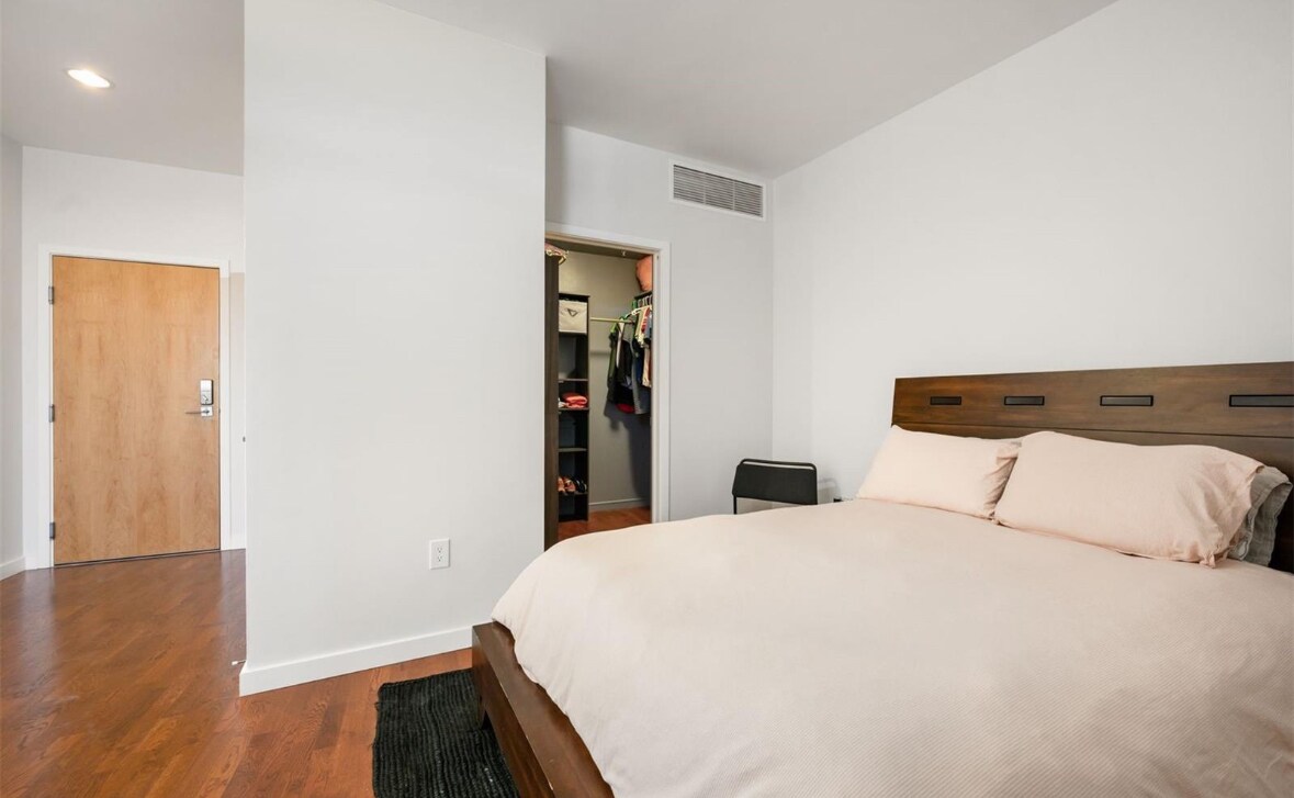 Building Photo - 2958 Syracuse St