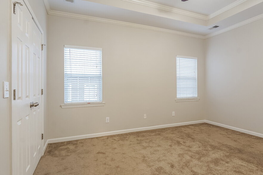 Building Photo - 173 St Charles Dr