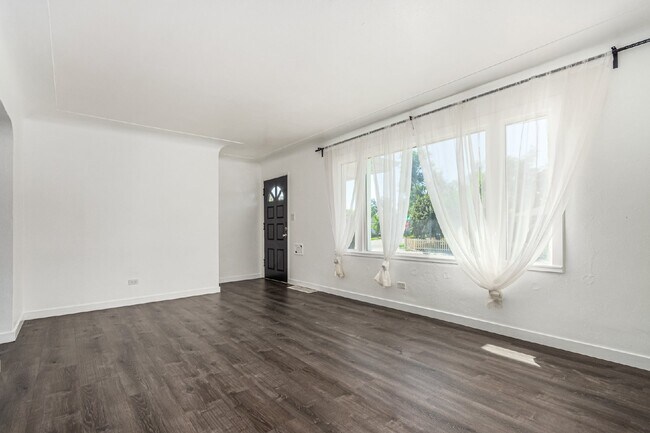 Building Photo - Lovely three bed / one bath home for rent