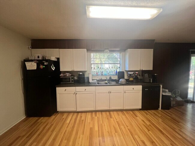 Building Photo - 206 N Lipona Rd