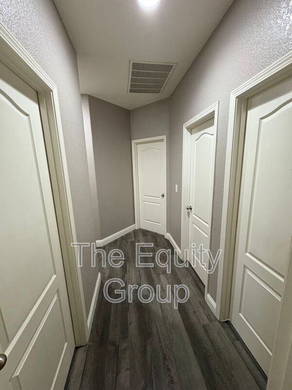 Building Photo - 6227 W Oak Ave