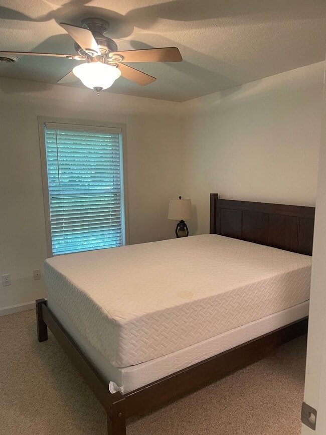 Building Photo - 2 BR 2.5 Bath Townhome