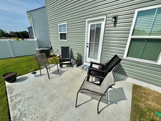 Building Photo - 4 Bedroom, 2.5 Bath Home w/ Office and 2 Car Garage