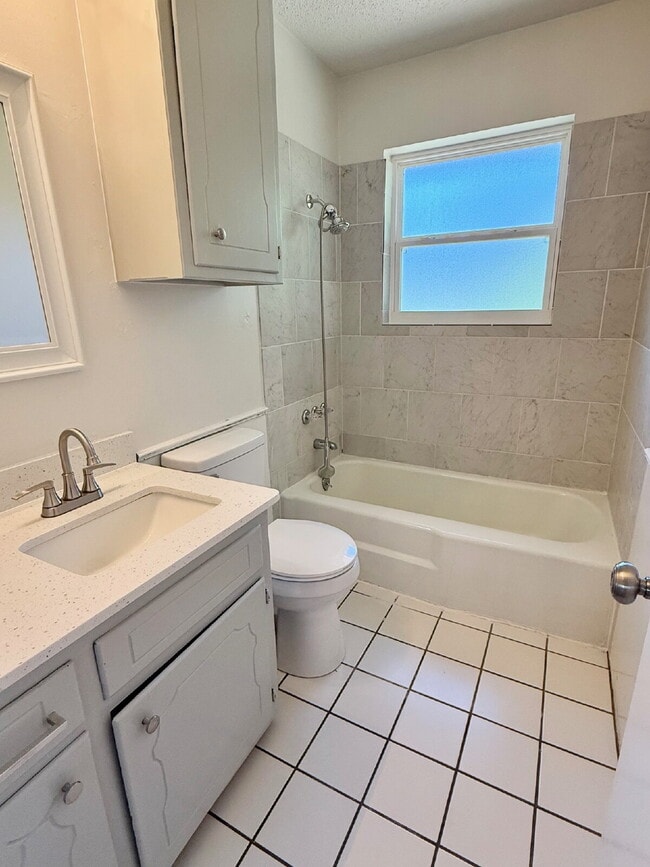 Building Photo - Inviting Mustang Gem with Spacious Kitchen...
