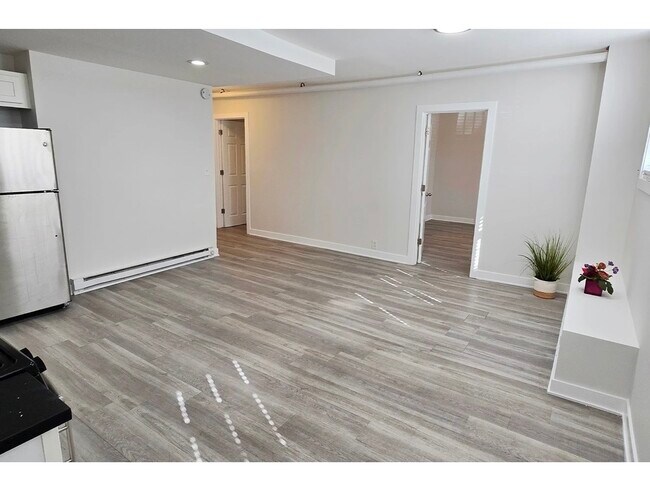 Building Photo - 732 W Roscoe St