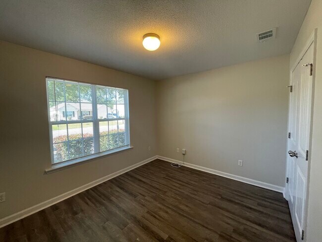 Building Photo - 1808 Chestnut Dr