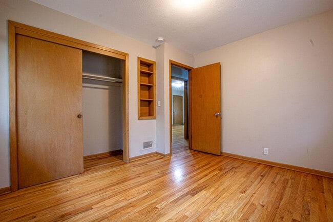 Building Photo - 2 Bedroom / 1 Bath Duplex with Washer/Dryer