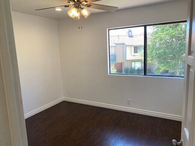 Building Photo - 9802 Mammoth Dr