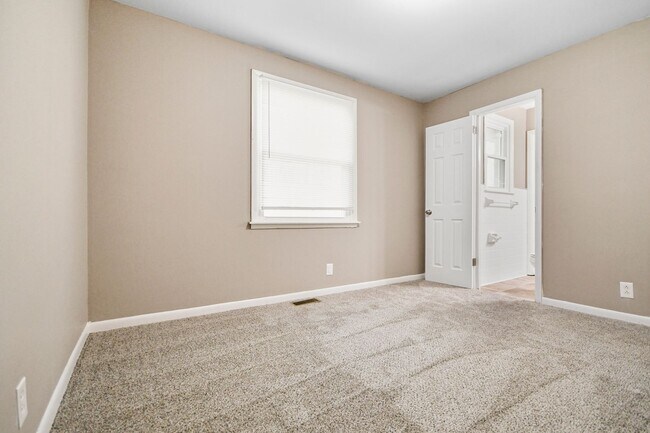 Building Photo - Pet Friendly Four Bedroom!