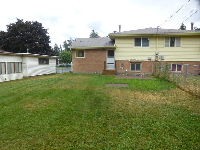 Building Photo - 2 Bedroom Duplex in Columbia Falls