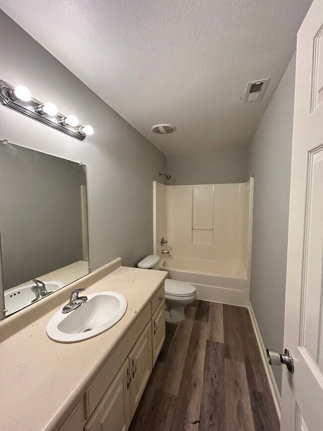 Building Photo - Charming 2 Bed, 1 Bath, 1 Car Garage, Covered Patio in Private Neighborhood!