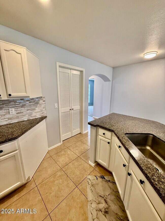 Building Photo - 646 N Cobblestone St