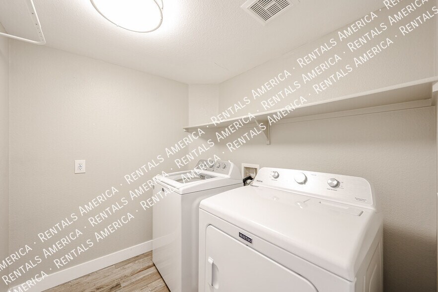 Building Photo - 2305 E Cherry Hills Pl