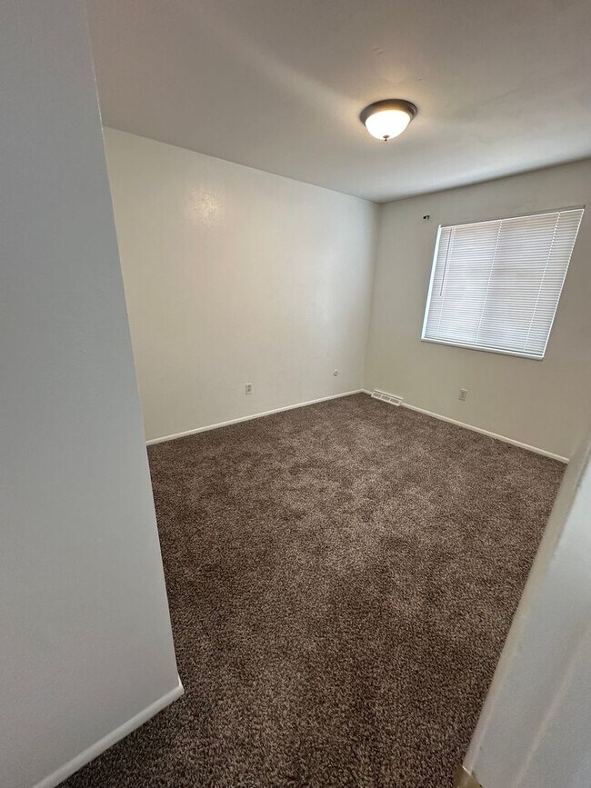 Building Photo - Long Realty & Property Management LLC - 4 bedroom 2.5 Bathroom in Aurora