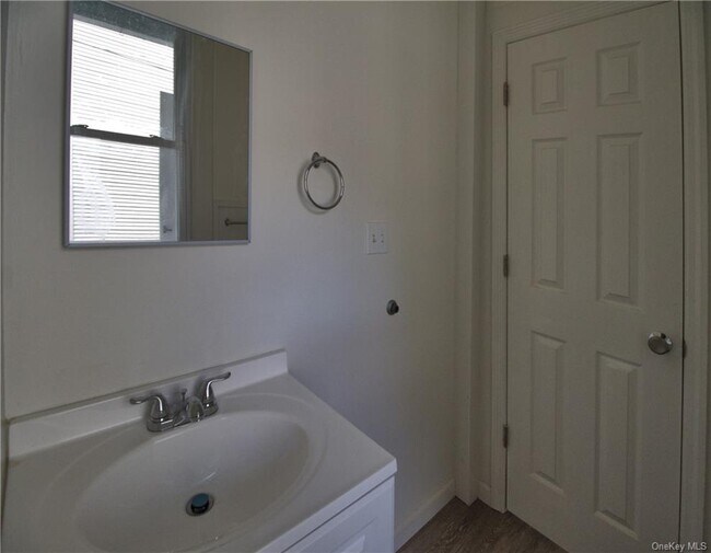 Building Photo - 83 Hudson St