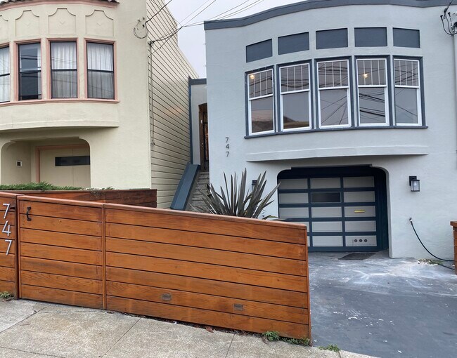 Exterior of the House - 747 Head St