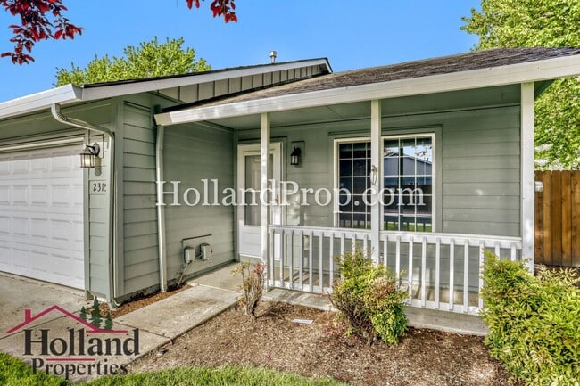 Building Photo - Lovely 2 bedroom unit with private fenced yard!