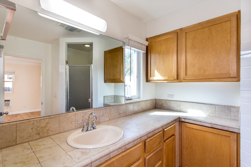 Building Photo - 2135 S Cloverdale Ave