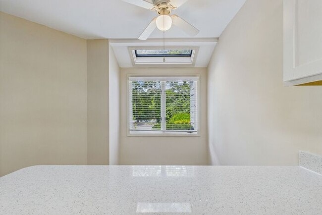 Building Photo - Charming 3-Bedroom Townhome in Sunset Woods