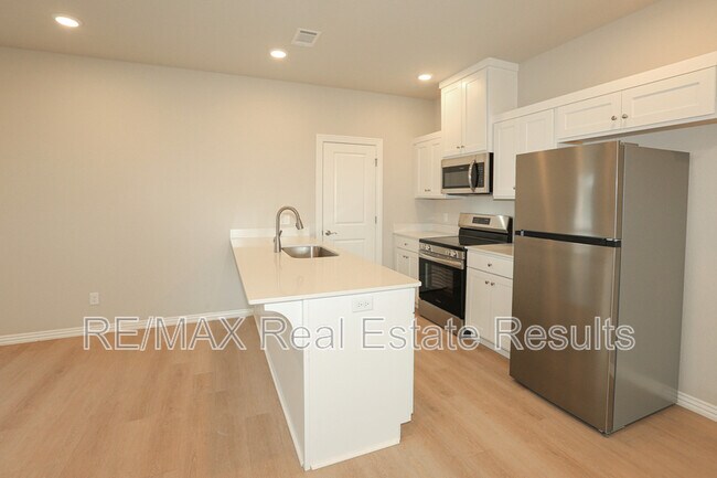 Building Photo - 1405 SW Poigai Wy