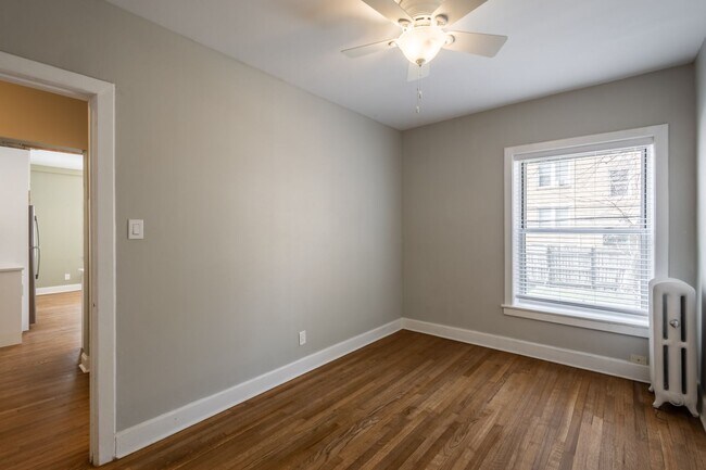 Building Photo - East Edgewater One Bed/One Bath + Den ~ He...