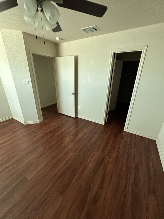 Building Photo - AVAILABLE NOW! (SECTION 8 ACCEPTED)