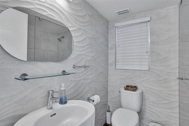 Building Photo - 1194 Hillsboro Mile Unit 1