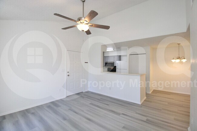 Building Photo - 533 W Guadalupe Rd
