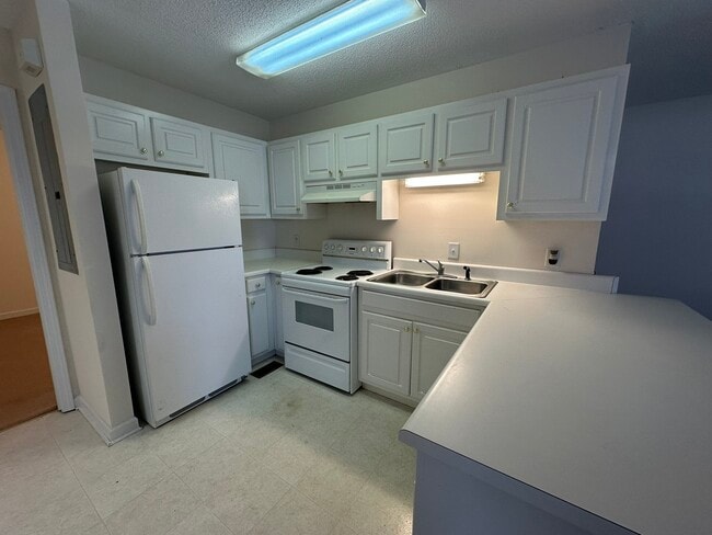 L KITCHEN - Loving Hill Apartments