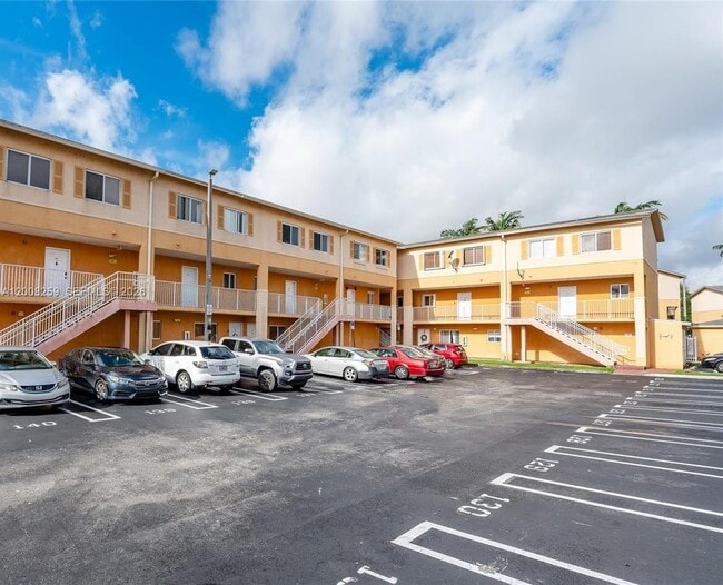 Building Photo - 6235 SW Kendale Lakes Cir