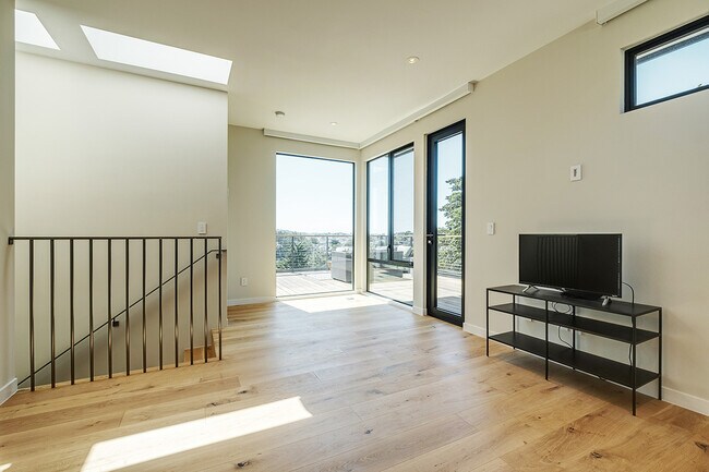 Building Photo - 35 Hiliritas Ave