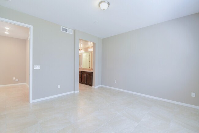 Building Photo - 250 W Queen Creek Rd