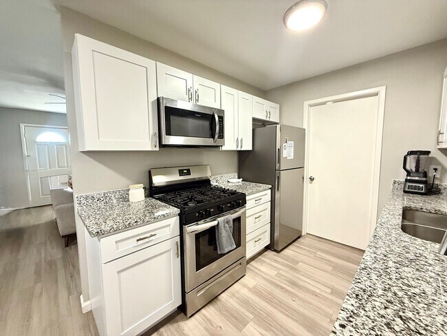 Building Photo - 303 Fiesta Ave