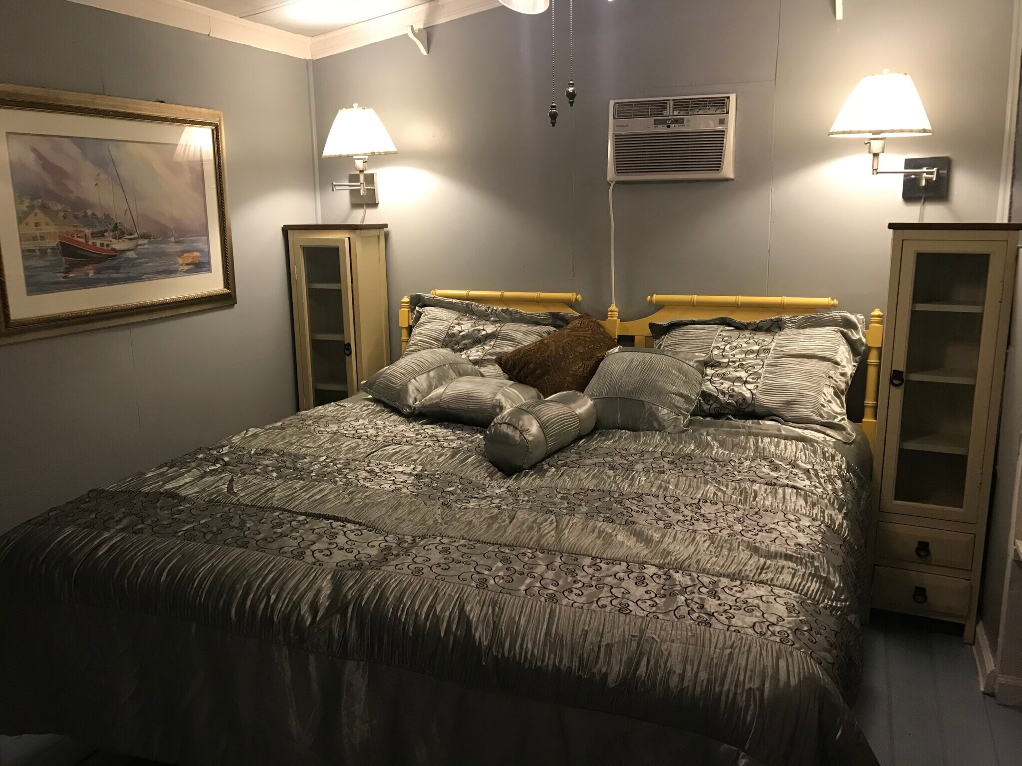 Bedroom 1 - split king bed - 3000 Clarcona Road